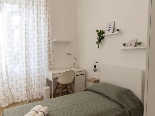 Stanza in appartamento con 6 camere da letto in affitto a Tuscolano Nord, Roma