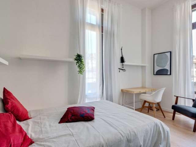 Stanza in appartamento con 16 camere da letto in affitto a Loreto, Milano