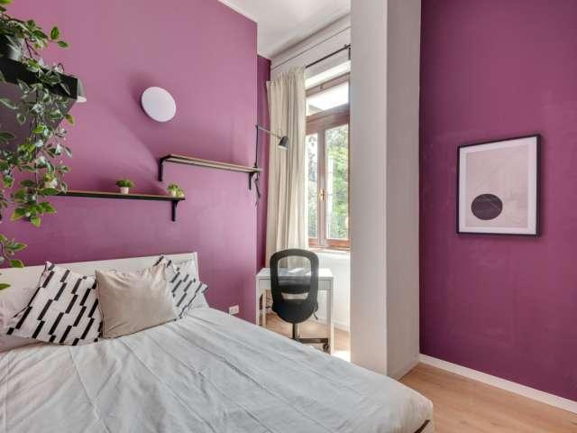 Stanza in appartamento con 16 camere da letto in affitto a Loreto, Milano