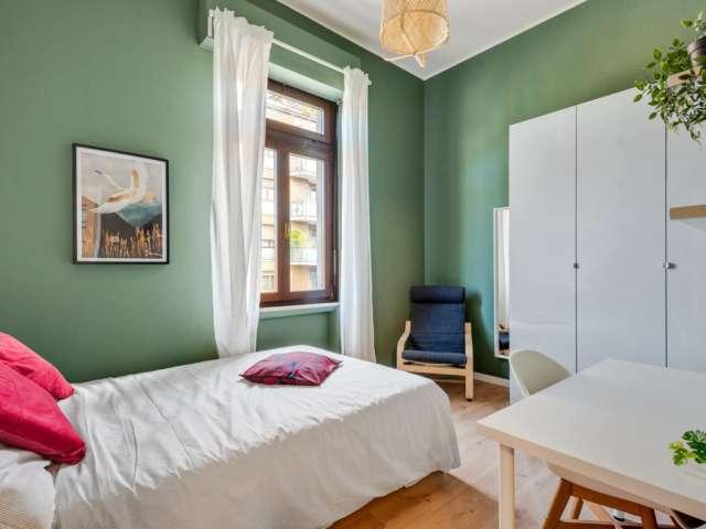 Stanza in appartamento con 16 camere da letto in affitto a Loreto, Milano