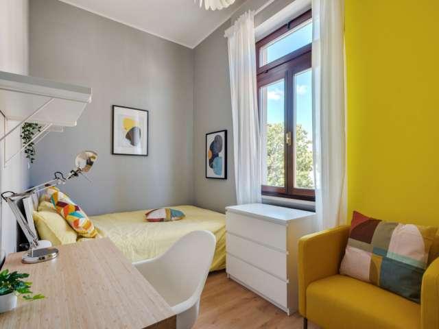 Stanza in appartamento con 16 camere da letto in affitto a Loreto, Milano