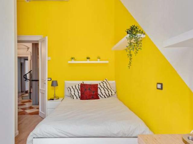Stanza in appartamento con 16 camere da letto in affitto a Loreto, Milano