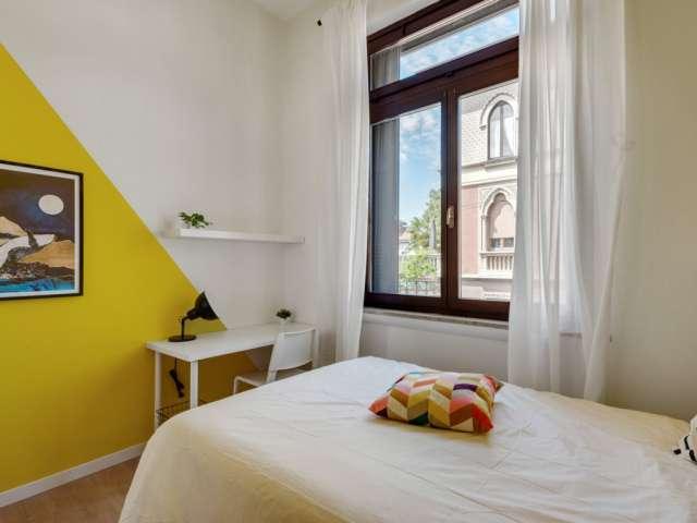 Stanza in appartamento con 16 camere da letto in affitto a Loreto, Milano