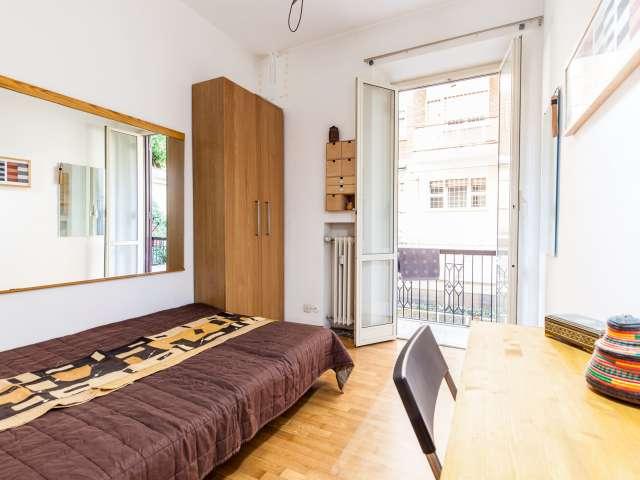 Stanza in appartamento con 3 camere da letto in affitto a Nomentano, Roma