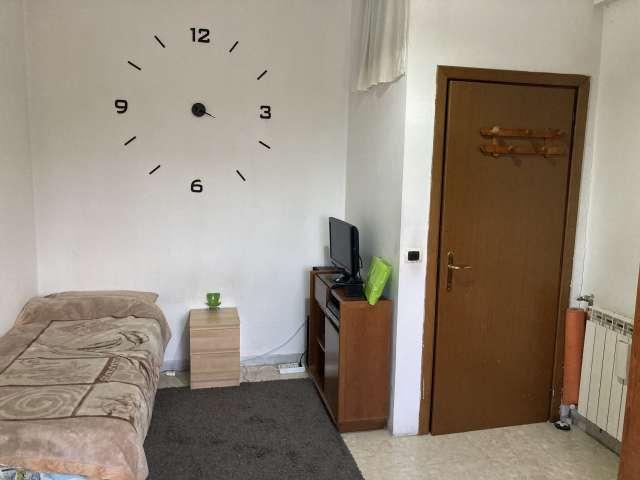 Stanza in appartamento con 3 camere da letto in affitto a Tor Sapienza, Roma