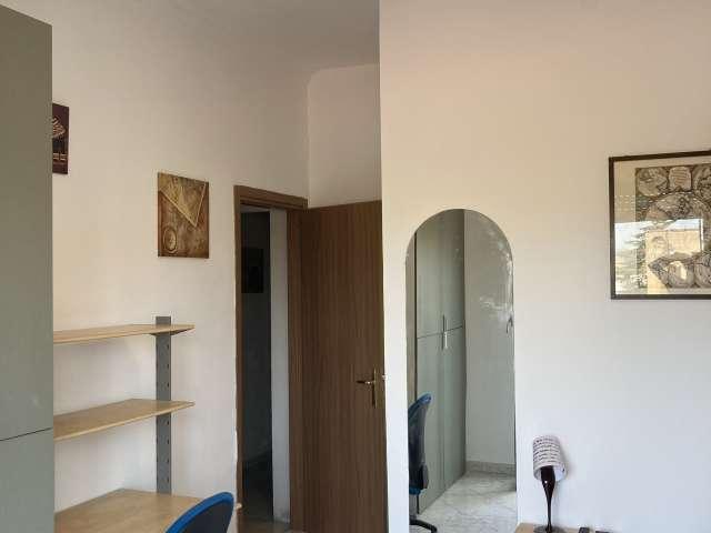 Stanza in appartamento con 3 camere da letto in affitto a Tor Sapienza, Roma