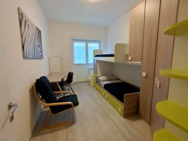 Stanza in appartamento con 3 camere da letto in affitto a Torrevecchia, Roma