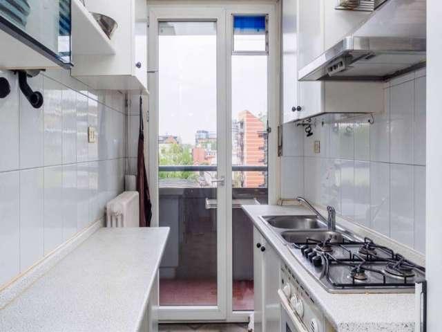 Stanza in appartamento con 3 camere da letto in affitto in Ex OM Morivione, Milano