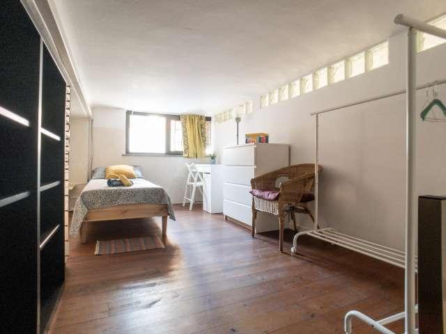 Stanza in appartamento condiviso, Umbria Molise, Milano, 5 camere da letto