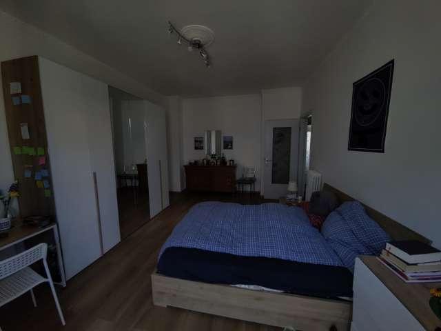 Stanza in appartamento condiviso con 3 camere da letto a Molinette, Torino