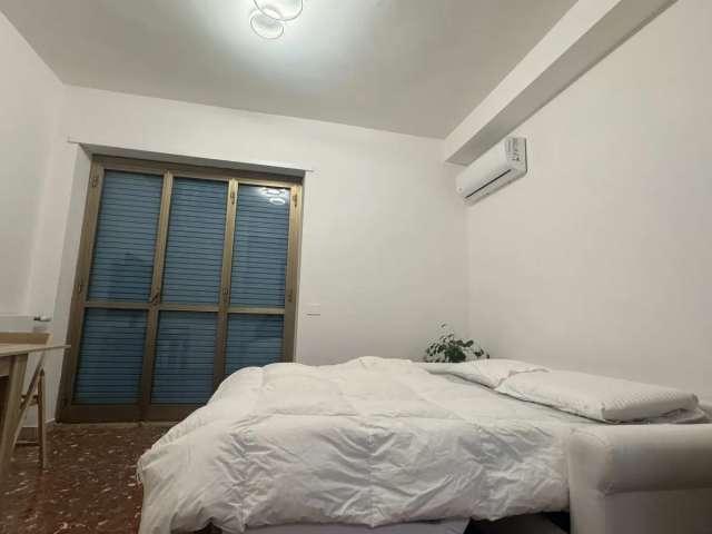 Stanza in appartamento condiviso con 3 camere da letto in affitto a Casal Bertone