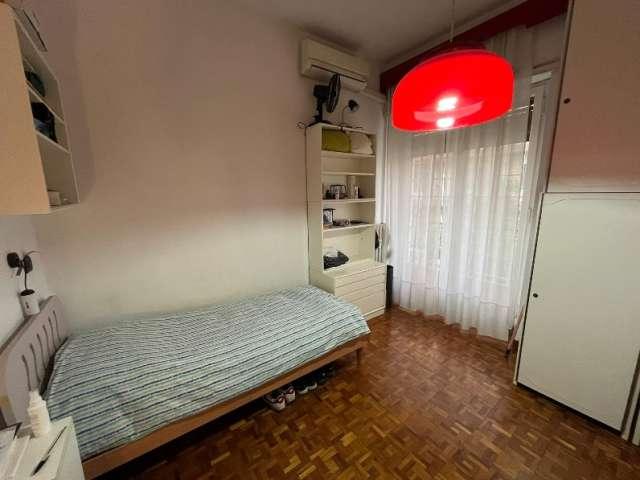 Stanza in appartamento condiviso con 3 camere da letto in affitto a E.U.R Roma