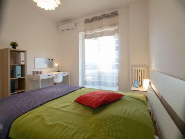 Stanza in appartamento condiviso con 3 camere da letto in affitto a Forze Armate, Milano