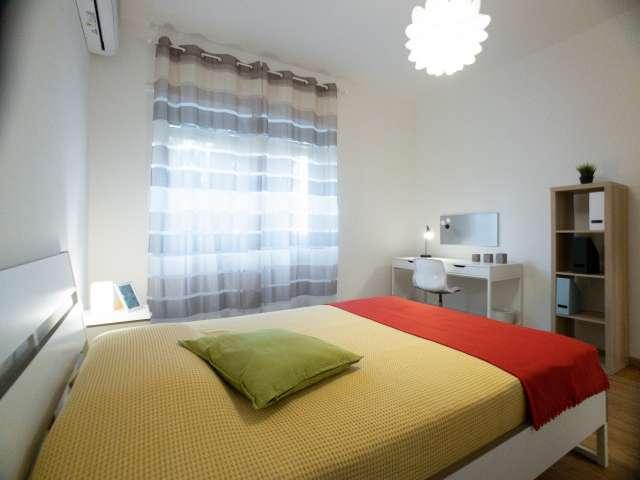 Stanza in appartamento condiviso con 3 camere da letto in affitto a Forze Armate, Milano