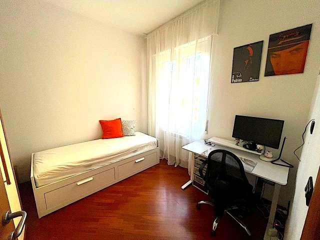Stanza in appartamento condiviso con 3 camere da letto in affitto a Staglieno