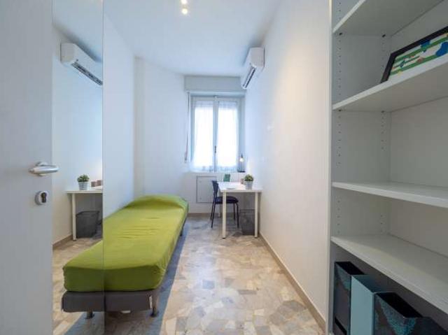 Stanza in appartamento condiviso con 3 camere da letto in affitto, Milano