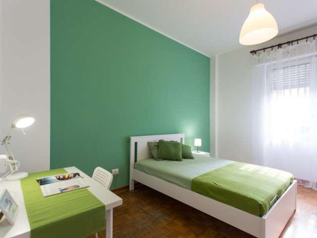 Stanza in appartamento condiviso con 3 camere da letto in Viale Monza, Milano