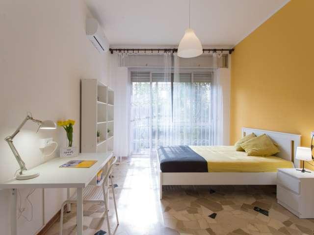 Stanza in appartamento condiviso con 3 camere da letto in Viale Monza, Milano
