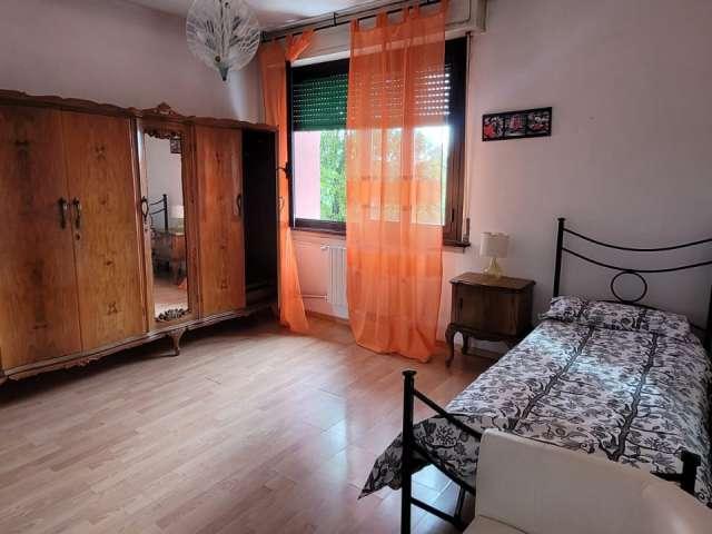 Stanza in appartamento condiviso con 3 camere da letto, Lodi Corvetto, Milano