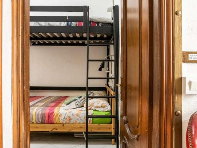 Stanza in appartamento condiviso con 2 camere da letto a Molo, Genova