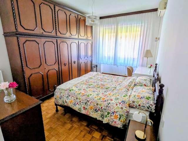 Stanza in appartamento condiviso con 2 camere da letto in affitto a Forze Armate