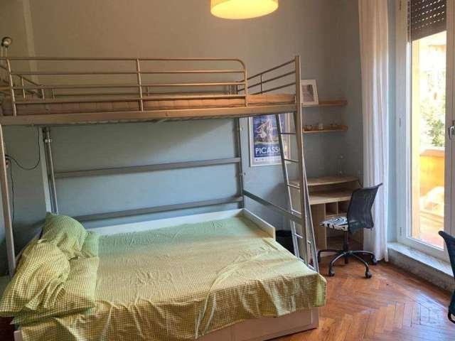 Stanza in appartamento condiviso con 2 camere da letto in affitto a Trieste, Roma