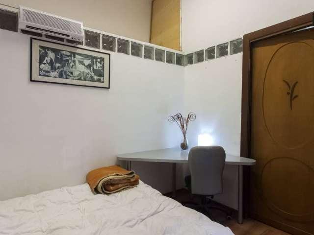 Stanza in appartamento condiviso con 2 camere da letto, Rione Esquilino, Roma