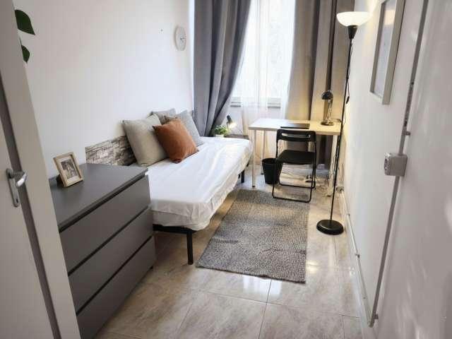 Stanza in appartamento condiviso con 7 camere da letto in affitto a E.U.R Roma