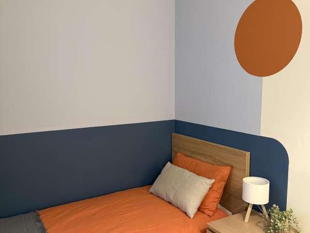 Stanza in appartamento condiviso con 7 camere da letto in affitto a Irnerio