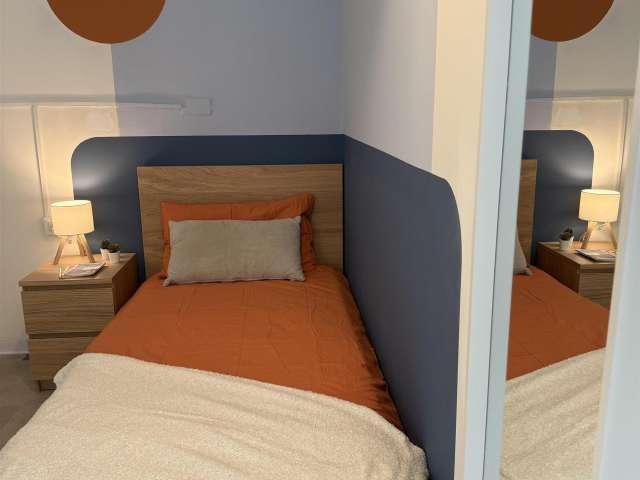Stanza in appartamento condiviso con 7 camere da letto in affitto a Irnerio