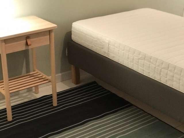 Stanza in appartamento condiviso con 4 camere da letto a Mercato, Napoli