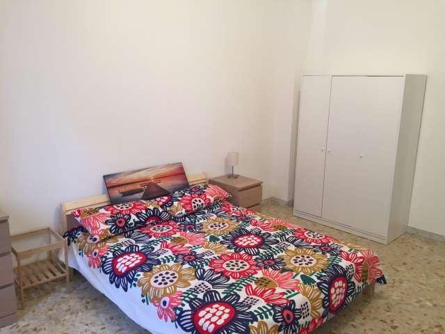 Stanza in appartamento condiviso con 4 camere da letto a Portuense, Roma