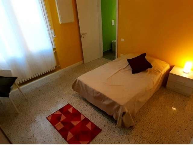 Stanza in appartamento condiviso con 4 camere da letto in affitto a Marconi