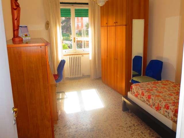Stanza in appartamento condiviso con 4 camere da letto in affitto a Medaglie d'Oro