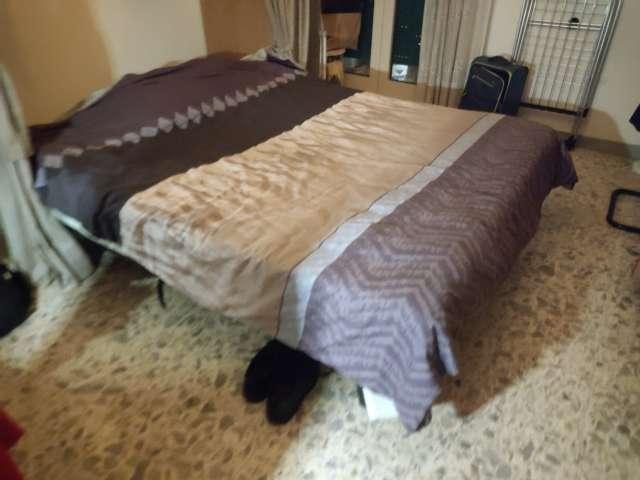 Stanza in appartamento condiviso con 4 camere da letto in affitto a Medaglie d'Oro