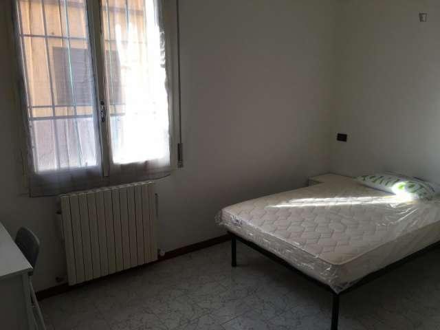 Stanza in appartamento condiviso con 4 camere da letto in affitto a Bolognina