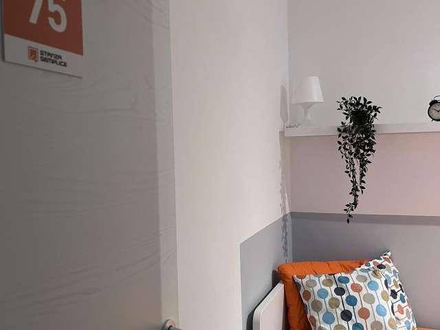 Stanza in appartamento condiviso con 4 camere da letto in affitto a Bolghera