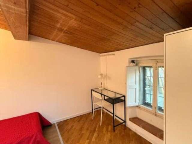 Stanza in appartamento condiviso con 4 camere da letto in affitto a Firenze
