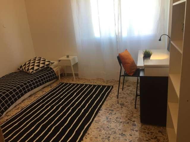 Stanza in appartamento condiviso con 4 camere da letto in affitto, Firenze