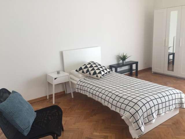Stanza in appartamento condiviso con 4 camere da letto in affitto, Firenze