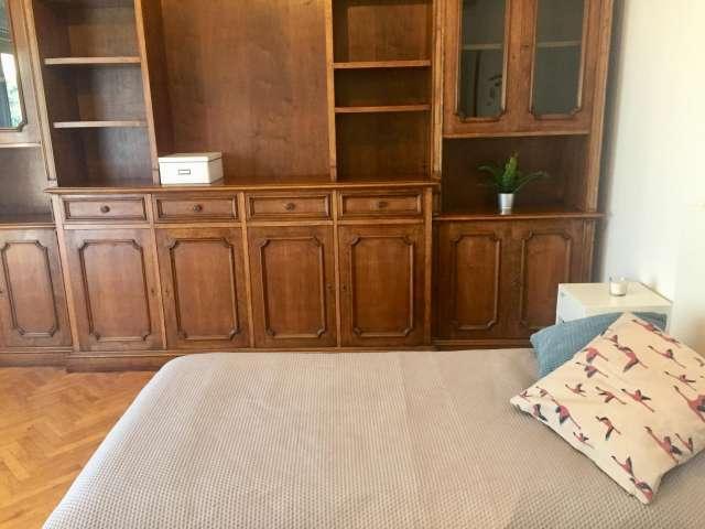 Stanza in appartamento condiviso con 4 camere da letto in affitto, Firenze