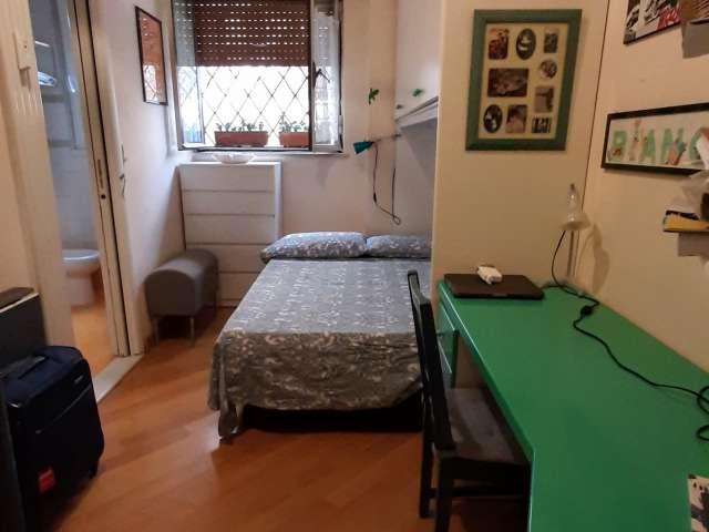 Stanza in appartamento condiviso con 4 camere da letto in affitto in Aurelio Sud