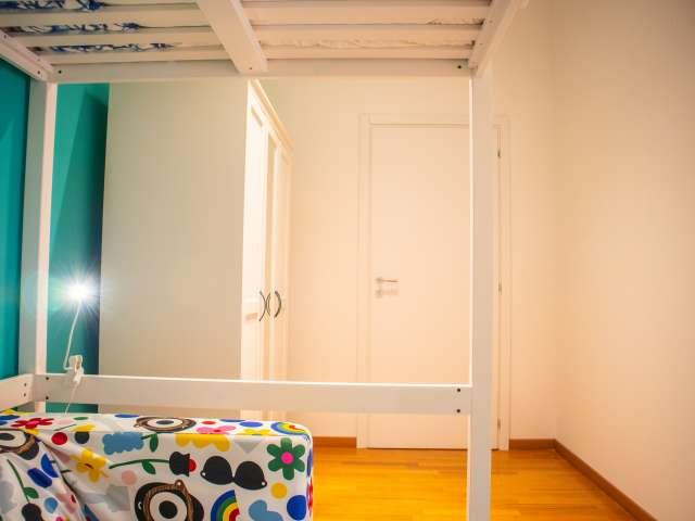 Stanza in appartamento condiviso con 5 camere da letto a Trieste, Roma