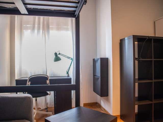 Stanza in appartamento condiviso con 5 camere da letto a Trieste, Roma