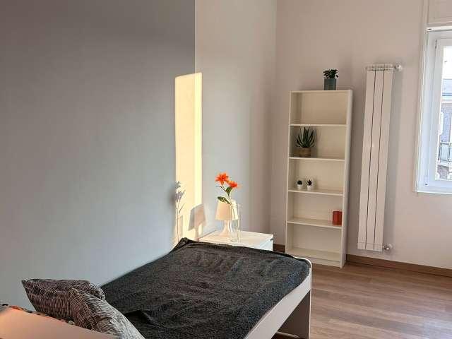Stanza in appartamento condiviso con 5 camere da letto in affitto a Brescia Antica