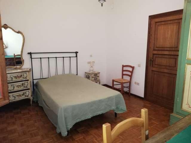 Stanza in appartamento condiviso con 5 camere da letto in affitto a Elce, Perugia