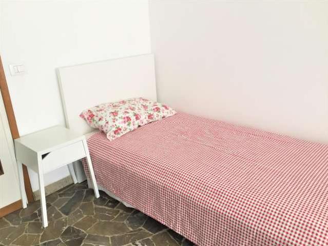 Stanza in appartamento condiviso con 5 camere da letto in affitto a Firenze