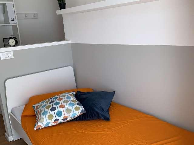 Stanza in appartamento condiviso con 5 camere da letto in affitto a Trento