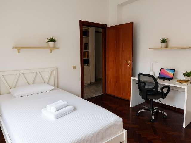 Stanza in appartamento condiviso con 5 camere da letto in affitto, Ardeatino, Roma