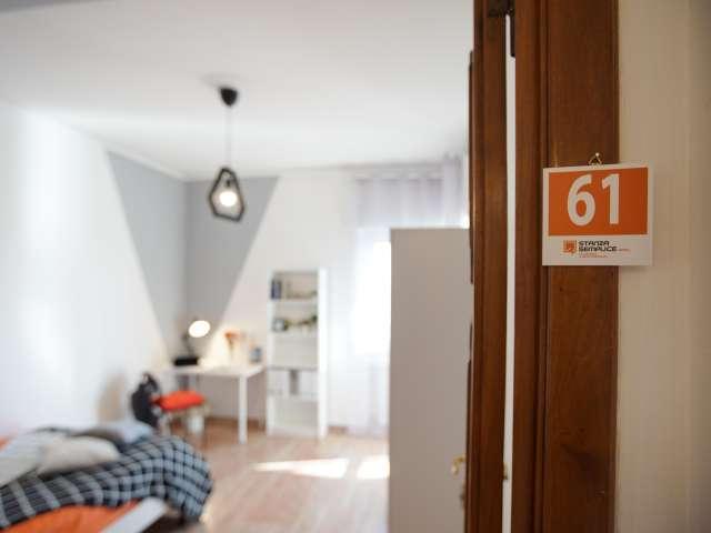 Stanza in appartamento condiviso con 5 camere da letto in affitto, Arenella, Napoli